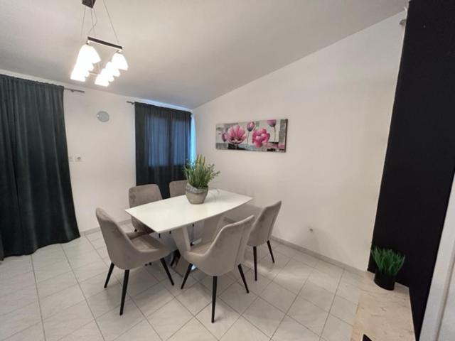 And Diana Apartment